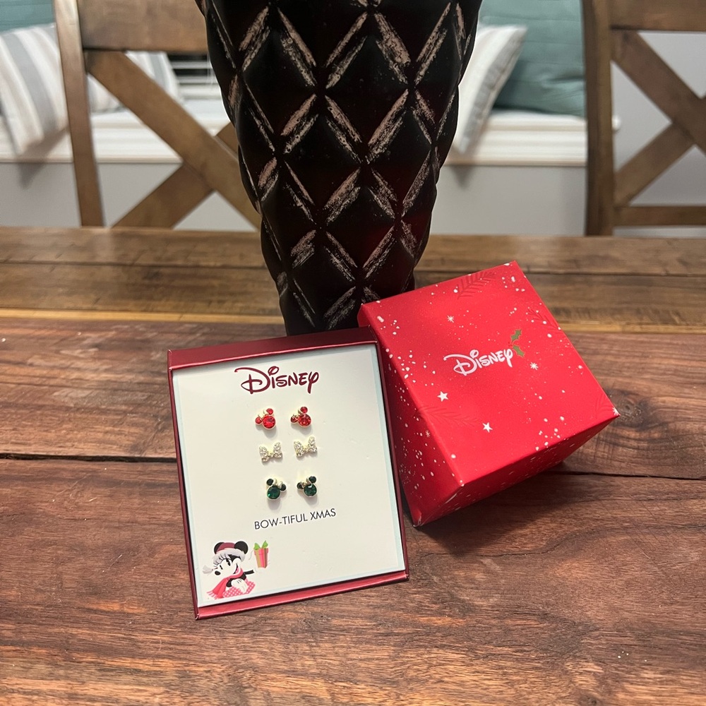 ✨NIB - Disney Bow-Tiful Minnie Christmas Earrings Set✨